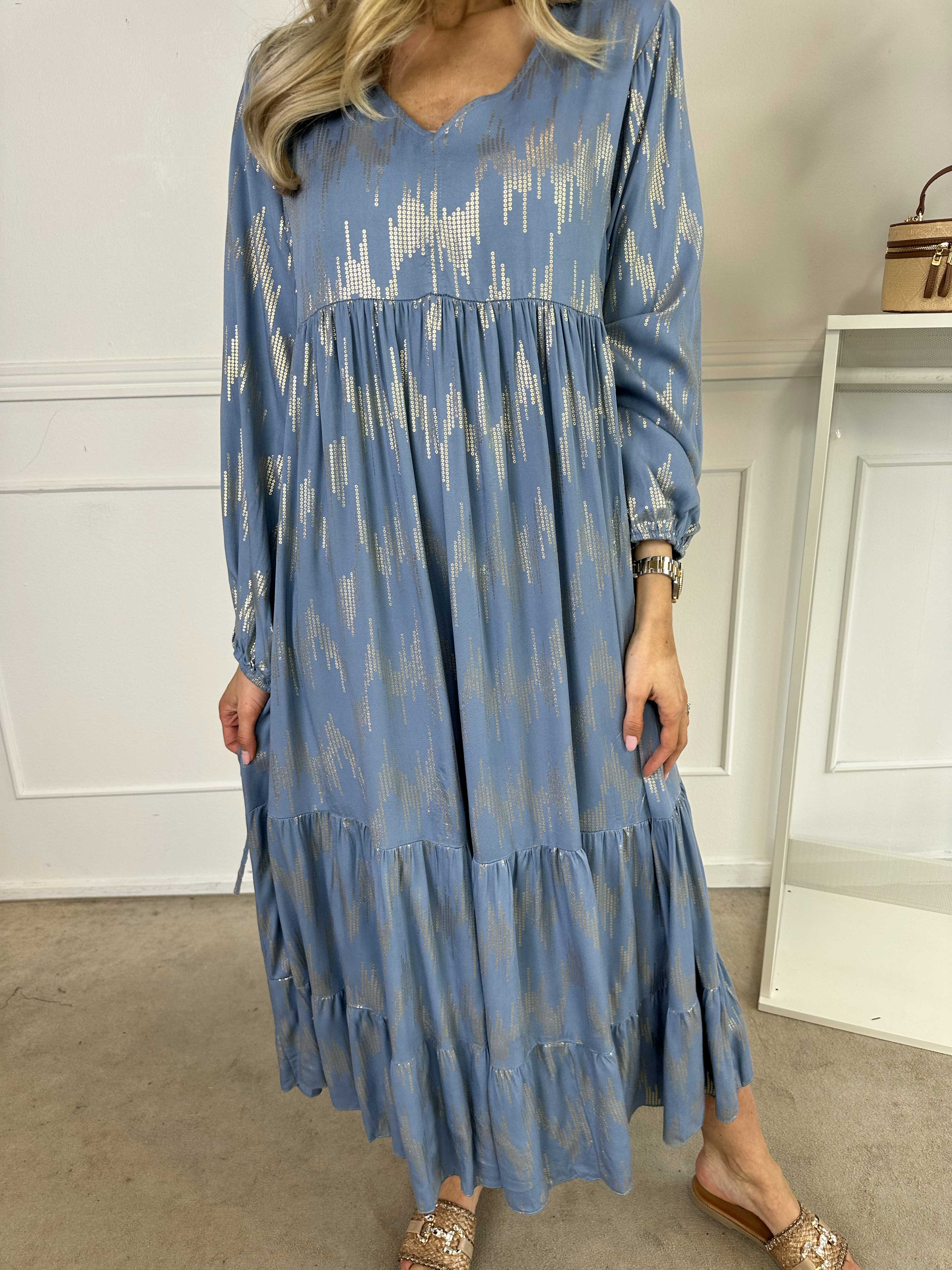 Mona - Lang løs kjole i viskose med gulddetaljer